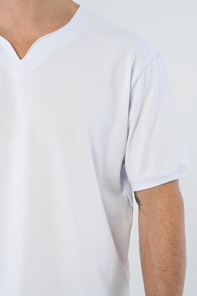 Beyaz Yarım V Yaka Oversize Tişört