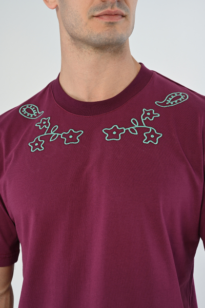 Bordo Yaka ve Arka Desen Detaylı Oversize Tişört